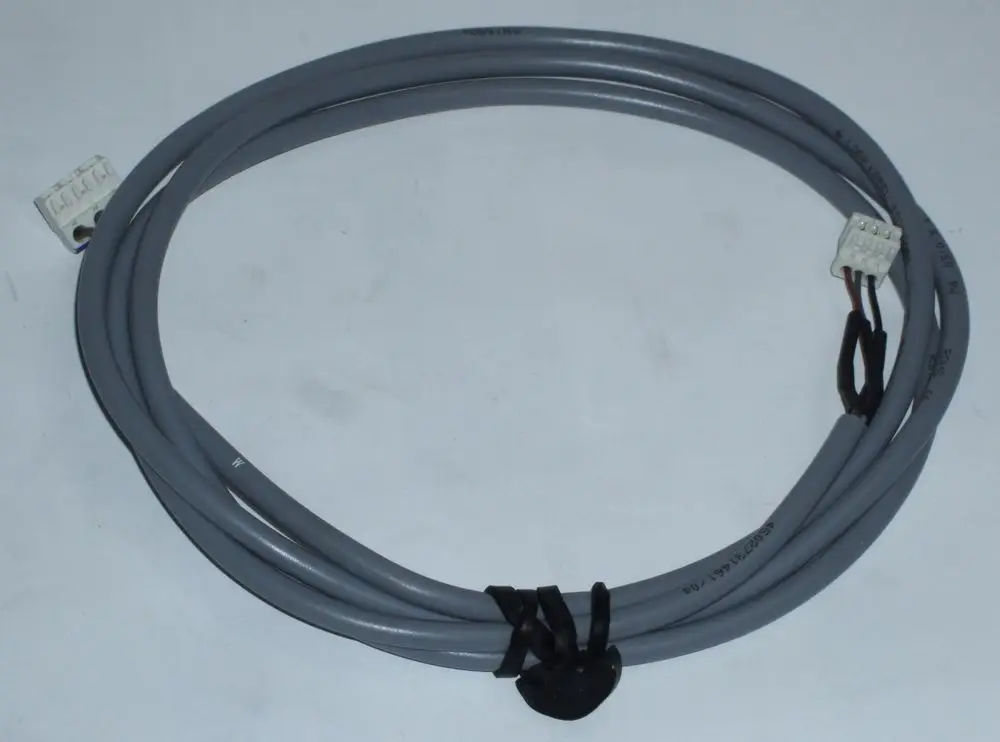 Graues Kabel mit Stecker für Drucksensor, geeignet für Daikin Systeme. Kabel in Schleifen gebunden, mit Sicht auf die Anschlussklemmen.